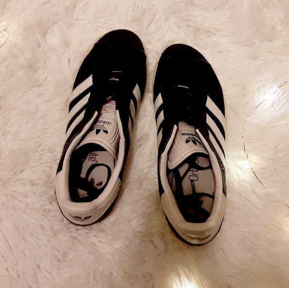 ๐ SOLD! Gazelle Adidas Kids - Picture 2 of 5